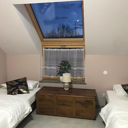 Pokoje Goscinne U Kovi Legnica Exterior foto